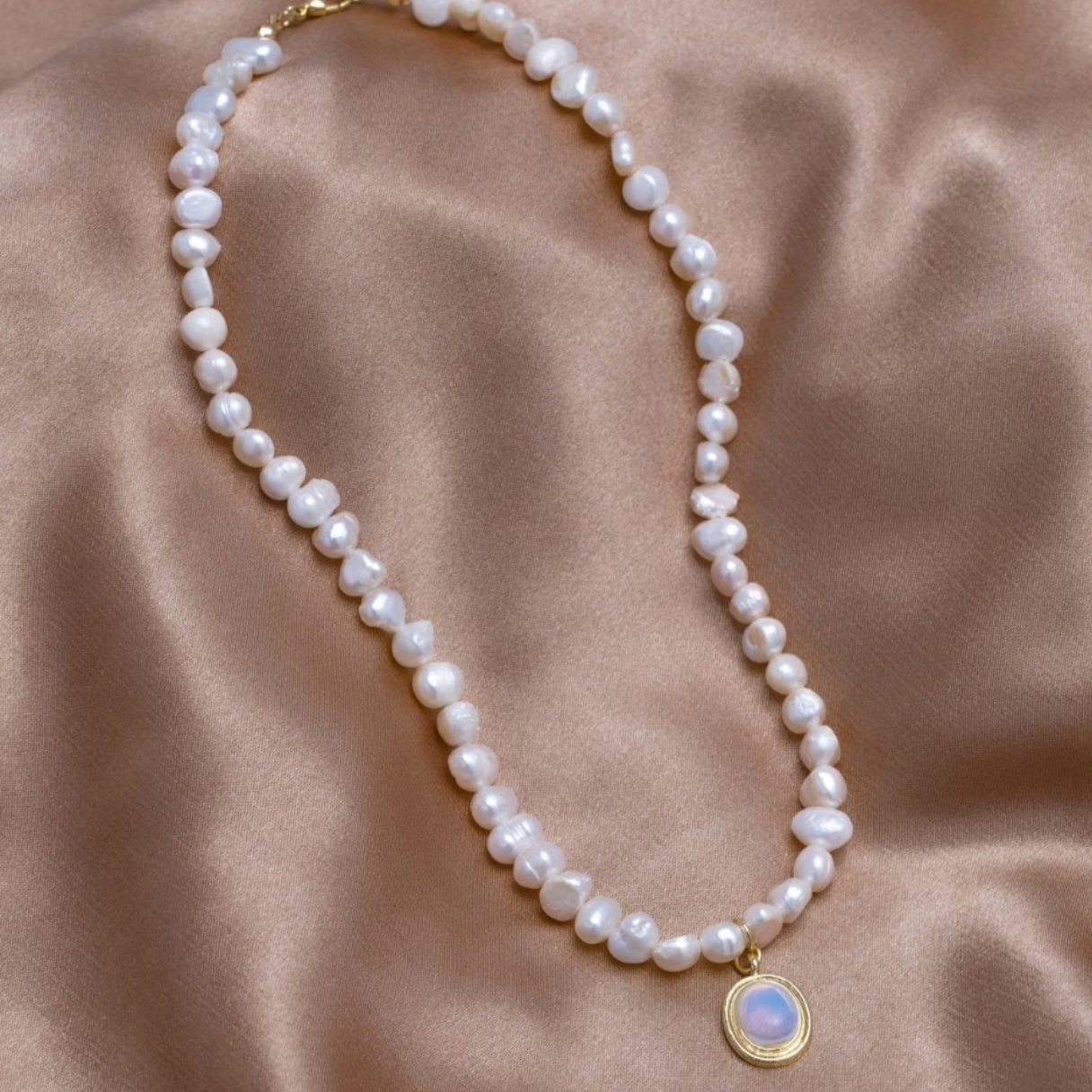 Pearl necklace with moonstone