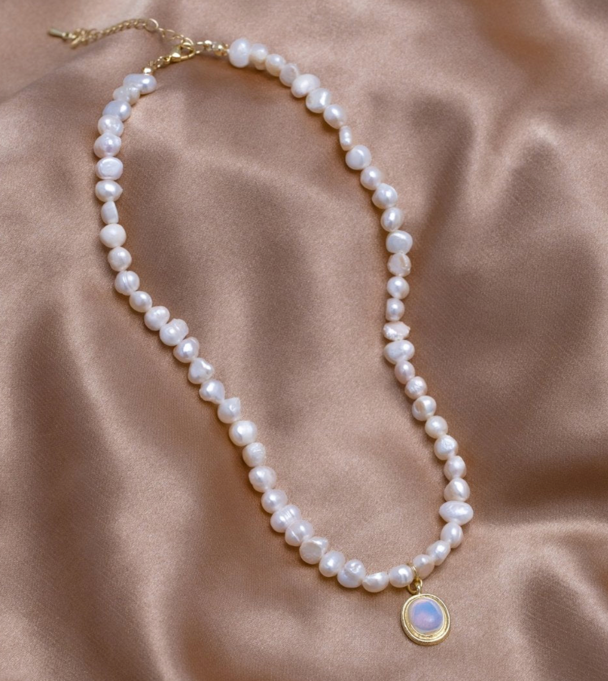 Pearl necklace with moonstone