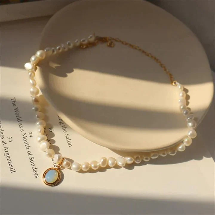 Pearl necklace with moonstone