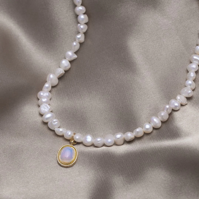 Pearl necklace with moonstone